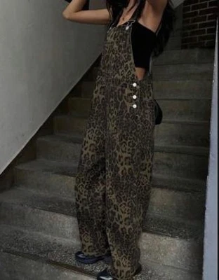 Mono de viaje al aire libre mediano informal de leopardo AElfric Eden Foto 1 de 4