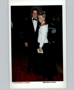 Foto de prensa de Roger Moore y Kristina Moore Diabetes Research Benefit 1998 LA - Imagen 1 de 2