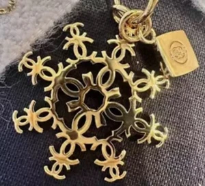 💠CHANEL CC Snowflake Charm 2024 Holiday Gold-tone Limited Edition New FREE SHIP - Picture 1 of 5