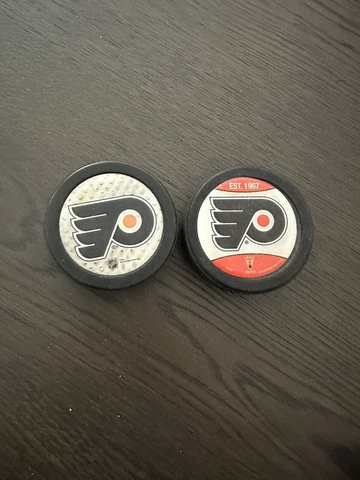 Wincraft Philadelphia Flyers Hockey Pucks 2 Pucks Cover