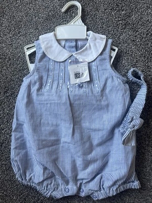 Pagliaccetto neonato URit blu e bianco bambina taglia 6/9 mesi nuovo con etichetta con fascia - Immagine 1 di 4