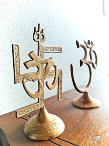 Estatuilla de mesa de latón esvástica Trishul Vastu Om Trishakti Yantra y OM - Imagen 1 de 6