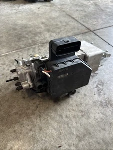 13-14 Infiniti QX56 QX80 ABS Anti Lock Brake Pump / Master Cylinder Assembly OEM - Picture 1 of 5