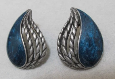 Pendientes poste lágrima calados curvos esmalte azul verdoso tono estaño Foto 1 de 4