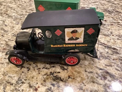 Camión de agencia Danbury Railway Express 1:24 como nuevo - dañado Foto 1 de 4