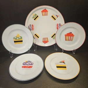 5 Stück "Kitchen Prep 101" Sammlung. Kuchenplatte und 4 Dessertteller. (#434) - Bild 1 von 17