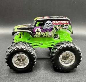 Hot Wheels Monster Truck 1/64 Scavatore di tombe 4 volte campione - Foto 1 di 6