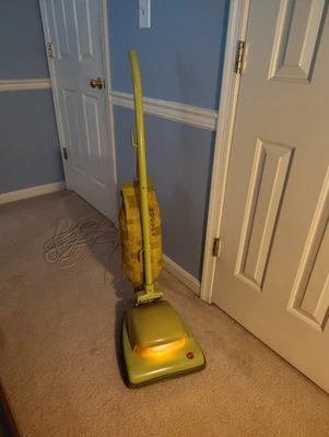 Vintage Hoover Convertible Model 707 Avocado Green - Image 1 of 4
