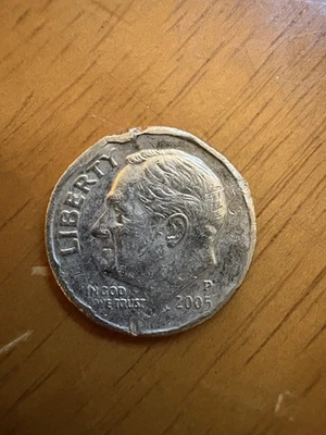 Moneda de diez centavos 2005-P, error de llanta Foto 1 de 4