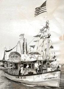1961 Biloxi MS Garnelenboot - Fischerschiff - Gottes Geschenk an Männer - patriotische USA Flagge - Bild 1 von 6