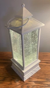 Laterne Schneekugel Licht 4x4x11"H Kunststoff Batteriebetrieb, Weihnachtsdeko Urlaub - Bild 1 von 3