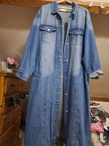 Simply Be. Mittelblauer langer Jeansmantel. Größe 26. Übergröße. Sieht toll aus 👍 - Bild 1 von 21