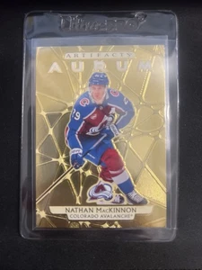 2025-26 ARTEFATTI * NATHAN MacKINNON * AURUM #7 🔥NON GRAFFIATO🔥 - Foto 1 di 2
