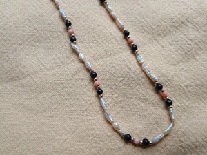 FINE NECKLACE W/ FRESHWATER PEARLS, CORAL, ONYX BEADS & 9CT GOLD CLASP 42CM LONG - Imagen 1 de 7