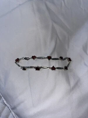 Pulseira de granada e diamante em forma de coração Zales em prata esterlina - Imagem 1 de 2