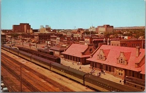 Postal vintage de los años 50 BILLINGS Montana depósito ferroviario del Pacífico Norte/trenes - Imagen 1 de 2