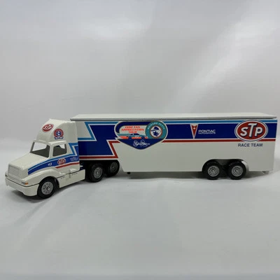 Remolque tractor Winross 1:64 - American Racing Scene 11 Richard Petty #43 (1992) Foto 1 de 4