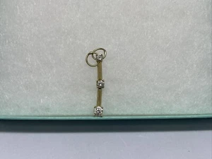Pendentif charme vertical mobile or jaune 10 carats princesse diamant 3 pierres - Photo 1/13