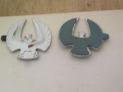 2 NOS MOPAR CHRYSLER IMPERIAL LEBARON PALO DE METAL EN EMBLEMAS 1981 1982 1983 Foto 1 de 4