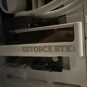 Gigabyte - Nvidia GeForce White RTX 5080 Aero OC SFF 16GB GDDR7. Getestet - Bild 1 von 7