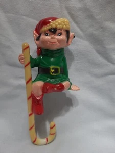 Vintage Elfenregal Sitter Strumpfhalter aus dickem Kunststoff - Bild 1 von 5