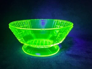 Uranium Glass Richards & Heartly 2 Panel Bowl Vaseline Canary Glows c1891 Daisy - Picture 1 of 16