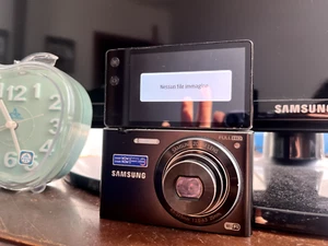 Samsung MV900F Digital Camera 16.3MP Flip Screen (WITHOUT SD OR CHARGER) - Zdjęcie 1 z 6