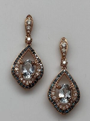 Pendientes colgantes de oro rosa de 10 quilates forma ovalada aguamarina y diamantes azules y blancos Foto 1 de 4