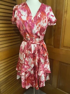 Neu ohne Etikett Nicole Miller Blumen Satin Faux Wickelkleid 10 L Flatterärmel V-Ausschnitt - Bild 1 von 14