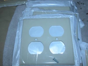 Leviton Ivory Plate Double Receptacle Outlet Cover Wallplate Switchplate 86016 - Picture 1 of 2