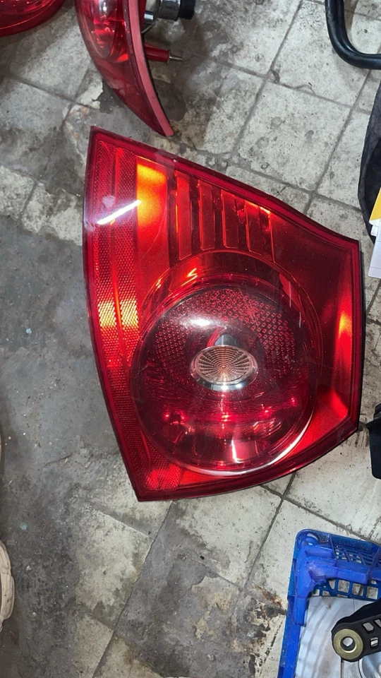 Feu arriere principal droit (feux) VOLKSWAGEN GOLF 5 1K6945096AA - Photo 1/3