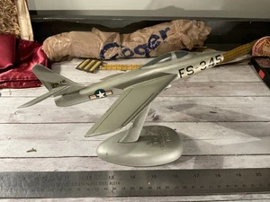 ESCRITORIO ORIGINAL REPUBLIC FACTORY MODELO F-84-F THUNDERSTREAK USAF - Imagen 1 de 6