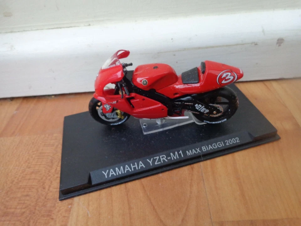 1/24 DEAGOSTINI IXO YAMAHA YZR-M1 MAX BIAGGI 2002 DIECAST MOTO GP BIKE ON STAND - Image 1 of 1