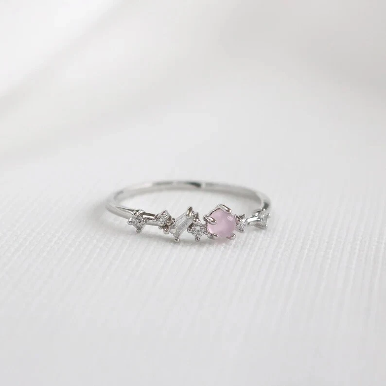 Delicado anillo para mujer fino de 0,25 TCW de zafiro blanco y piedra lunar rosa redonda Foto 1 de 4