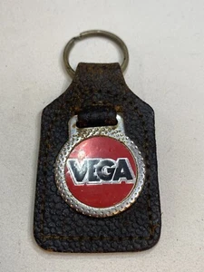 VTG RETRO VEGA Car BROWN Leather KEYCHAIN Red & Black Background FOB - Foto 1 di 4