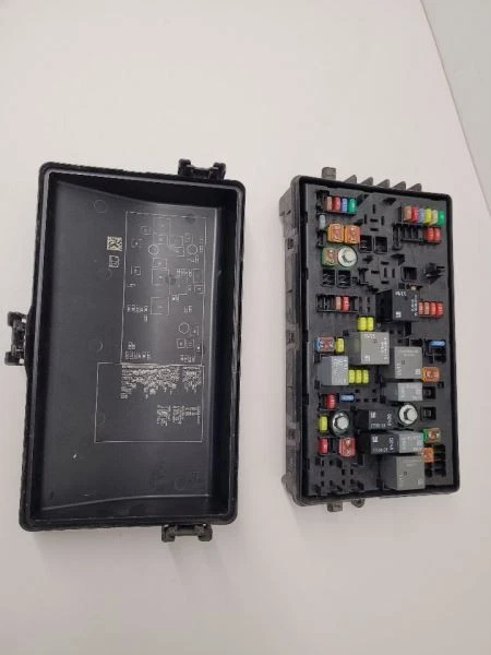 2010 2011 CADILLAC SRX Fuse Box Engine Without Fog Lamps 15896994 - Image 1 of 4