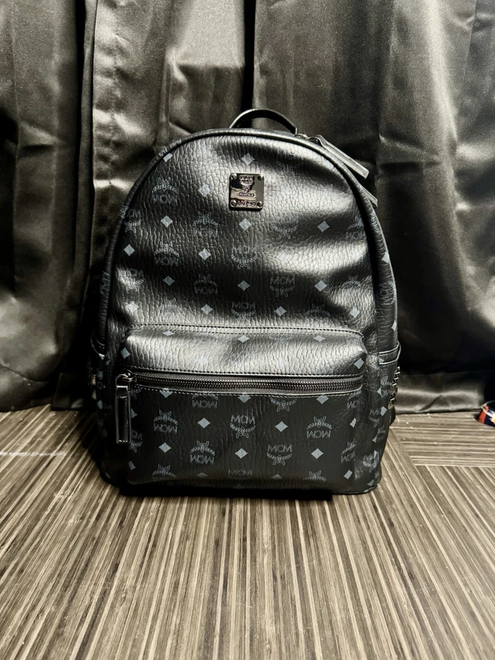 MCM Mochila Grande Negra con Detalle Tachonado Lateral Envío 2-3 Días Foto 1 de 4