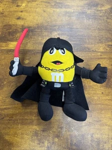 Peluche amarillo M&M '05 14" Darth Vader con sable de luz y casco - Imagen 1 de 8
