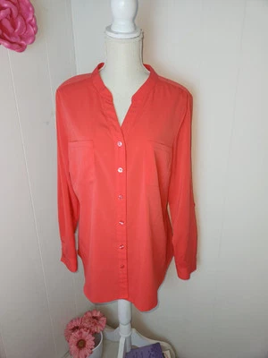 Blusa Covington para mujer talla grande con botones ligera cuello en V manga enrollable  Foto 1 de 4