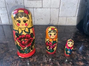 Vintage russische rote Nestpuppe 3er Set Blumendekoration Holz Stapelspielzeug - Bild 1 von 7