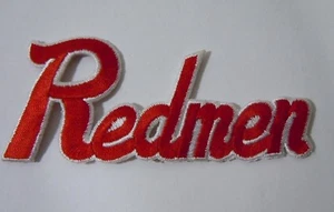 Vintage REDMEN bestickt Bügelbild Patch UMass, St Johns, Northeastern, Carthage - Bild 1 von 2