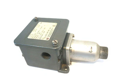 USED UNITED ELECTRIC CONTROLS E105-2BSB-9020 TEMPERATURE CONTROLLER E1052BSB9020 - Image 1 of 2