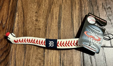 GameWear MLB Unisex Baseball Bracelet Detroit Tigers Cover