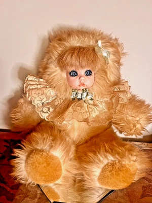 Oso de peluche Baby Cuddle-Kins muñeca 13" cara de porcelana ojos azules Foto 1 de 4