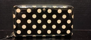 Cartera sin asas Kate Spade de charol a lunares blancos y negros con cremallera alrededor  - Imagen 1 de 7