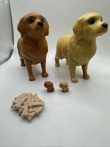 2 Barbie Haustier Golden Retriever Mamas mit 2 Neugeborenen Welpen Babys & Knochen - Bild 1 von 4
