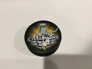 Disco de hockey Mike Sullivan 2017 firmado por los Stanley Cup Champs Pittsburgh Penguins b - Imagen 1 de 1