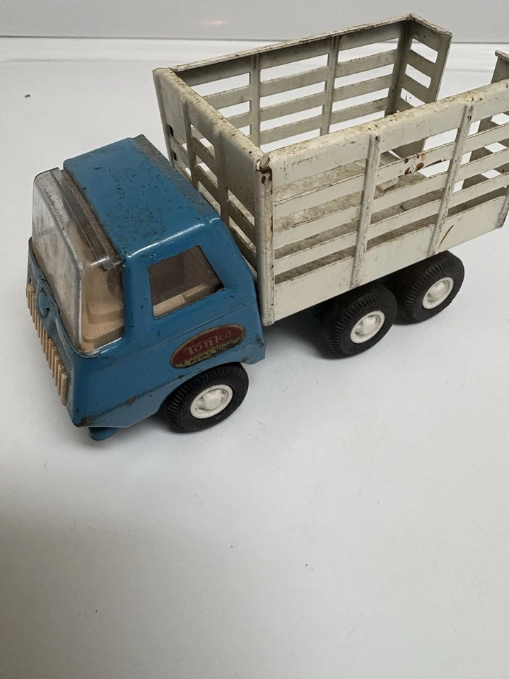 Camión de estacas de juguete Tonka vintage de los años 60 - acero prensado azul y blanco - granja de 6 ruedas Foto 1 de 4