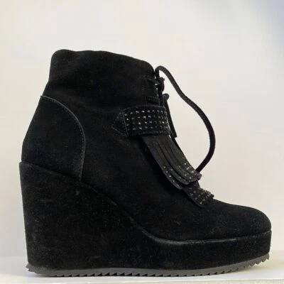 Very Volatile Covered Heel Kiltie Suede Bootie 7.5M Foto 1 de 4