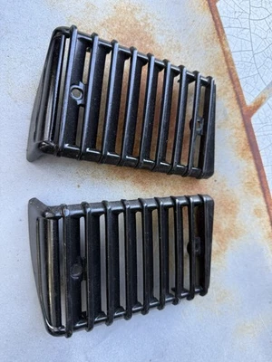 TOYOTA PICKUP 1979-1983 CABINA LATERAL VENTILACIONES DE AIRE STOCK ORIGINAL PAR VINTAGE USADO Foto 1 de 4